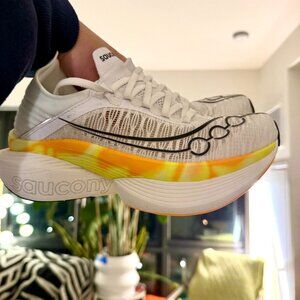 (17 miles) Saucony Endorphin Elite 2 - Women's 7.5, Men's 6